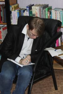 Максим Сафиулин дает автограф для читателя